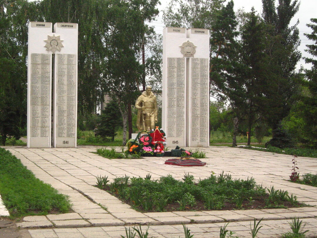 Обелиск фото. Русская Поляна Омская область Церковь. Памятники русской Поляны. Обелиск Становое. Памятники погибшим в годы ВОВ односельчанам в Омской области.