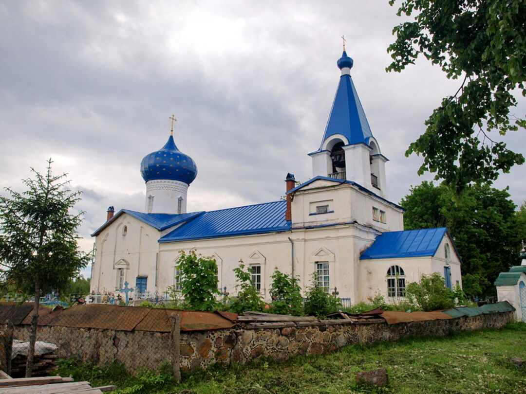 Храм архангела михаила псков. Кобылье Городище храм Архангела Михаила. Церковь Михаила Архангела Гдов. Псковская область кобылье Городище храм. Кобылье Городище Гдовского района Церковь.