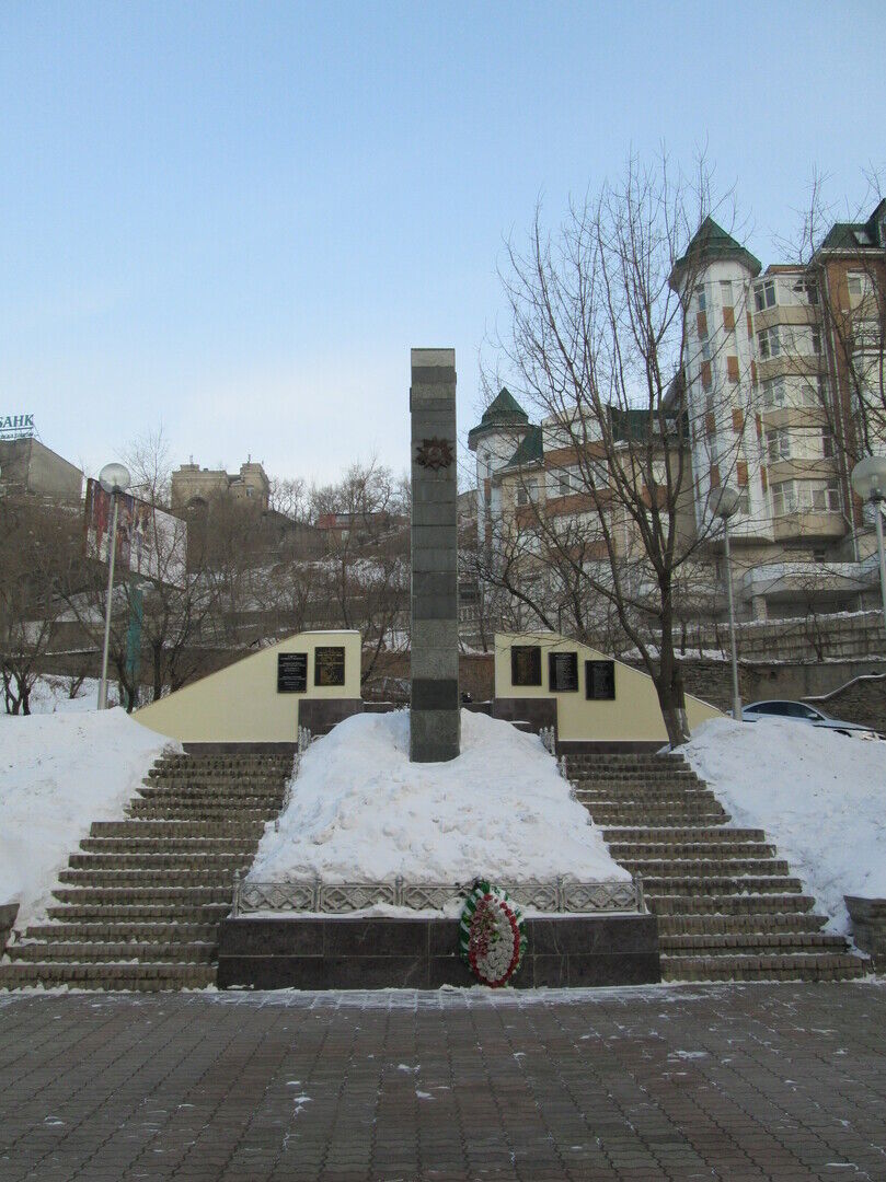 Памятник политехникам, погибшим в годы Великой Отечественной войны, Приморский край, г. Владивосток, ул. Пушкинская, против дома  10