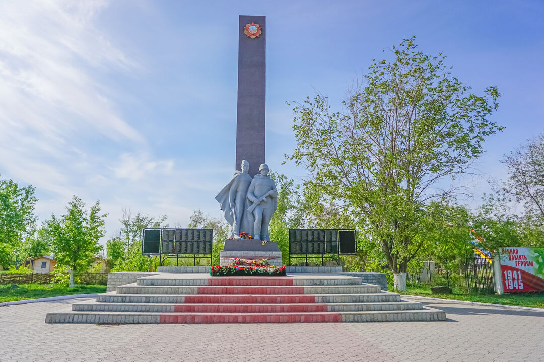 Под яровым. Обелиск славы Яровое. Памятник Верещагину Яровое. Памятники города Яровое. Достопримечательности города Яровое Алтайский край.