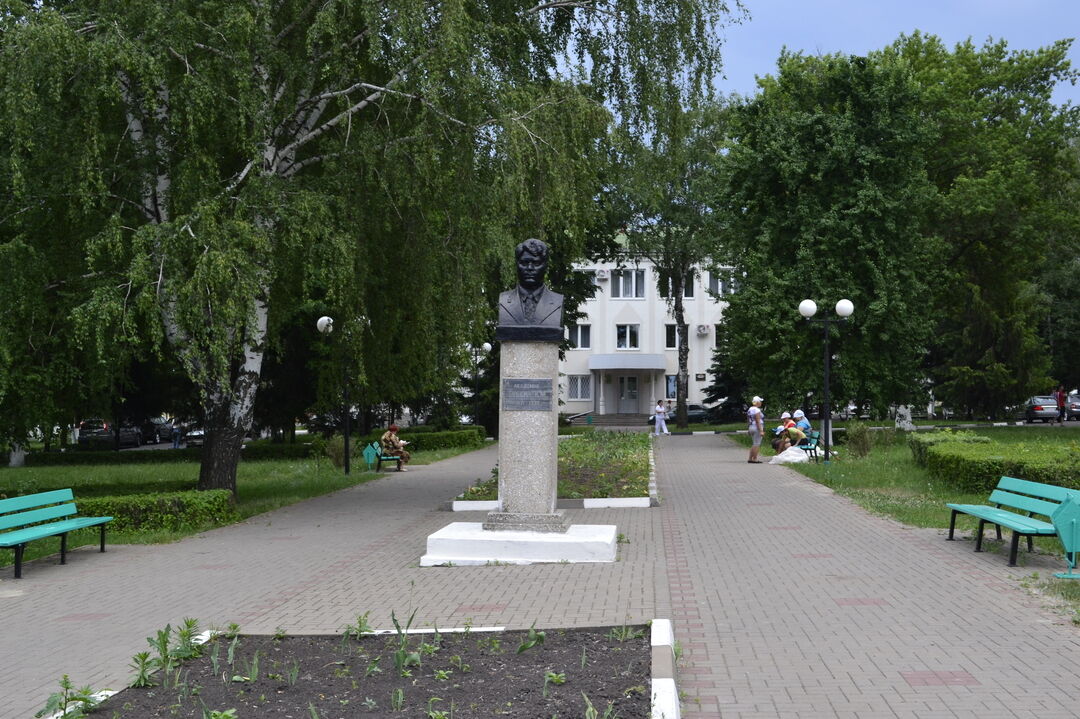 Памятник Ивану Губкину Губкин. Памятник Губкину Губкинский. Памятники в Губкине.