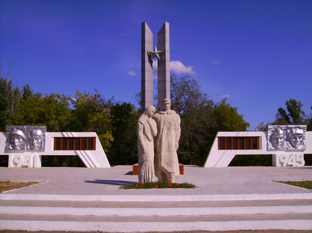 Памятники погибшим войнам. Село Михайловское Алтайский край. Алтайский край Михайловский район село Михайловское. Мемориал «воинам Великой Отечественной войны 1941-1945 гг.». Михайловское село Алтайский край мемориалы и памятники.