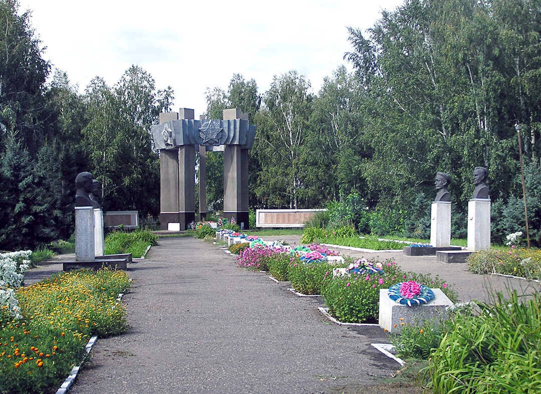 Мемориальный парк памяти односельчан, погибших в годы Великой Отечественной  войны (1941-1945 гг.), Алтайский край, Ребрихинский район, с. Ребриха, пр.  Победы, 58 а