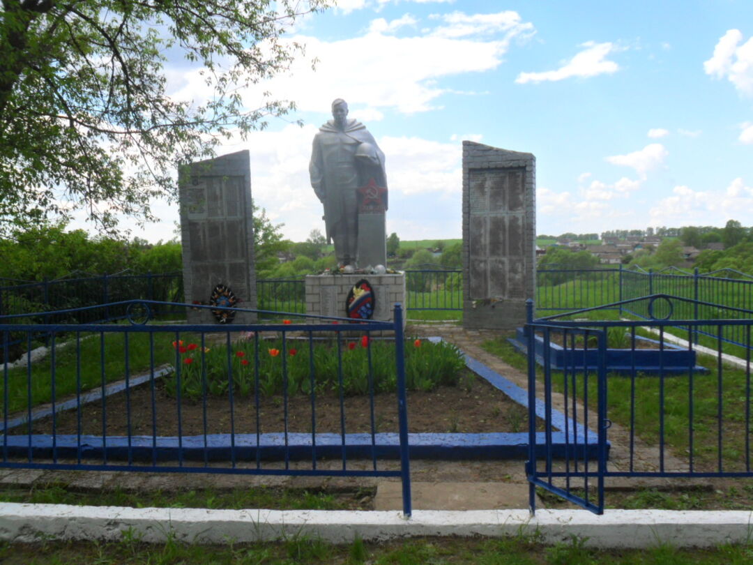Братская могила 103 советских воинов, погибших в 1941 и 1943 гг. в боях с немецко-фашистскими захватчиками