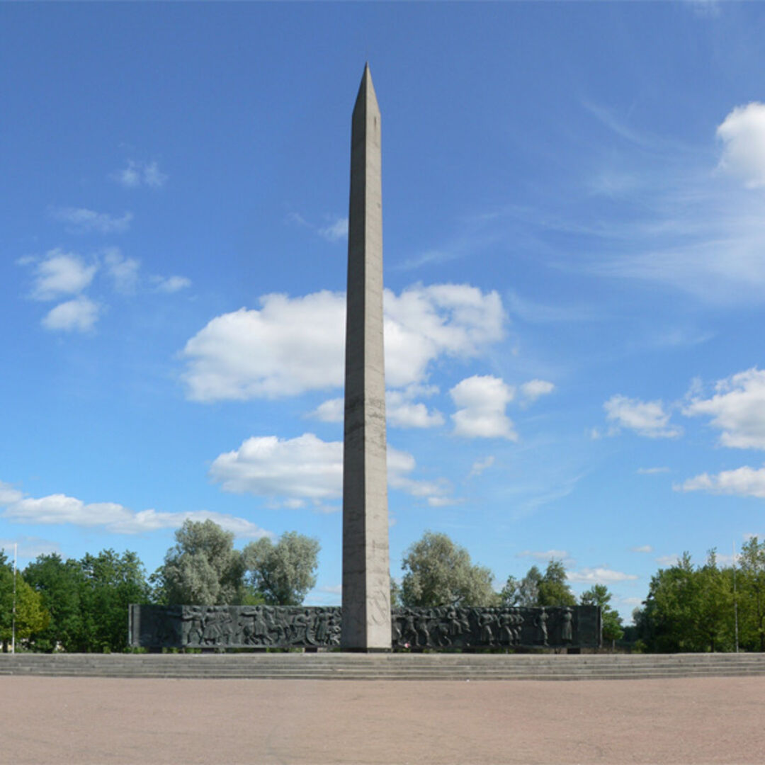 Памятник в честь победы. Памятник в крестах Псков. Псков памятник красной армии. Шпиль в крестах Псков. Монумент в честь первых боёв красной армии в Пскове в крестах.