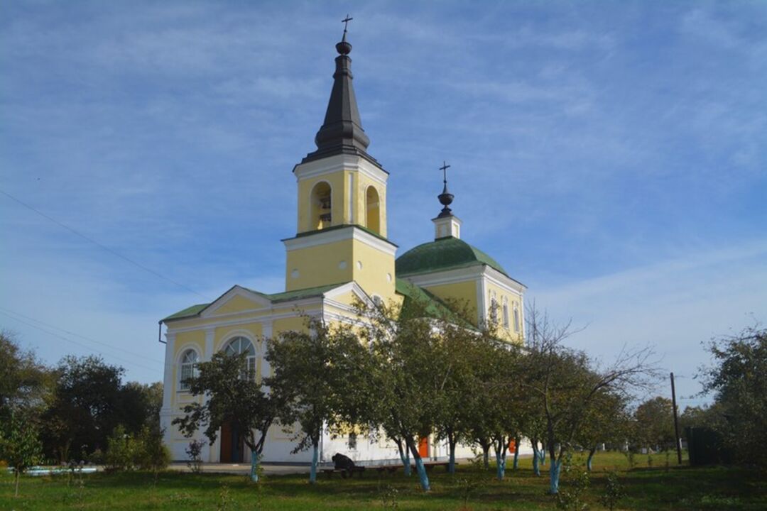 Севск брянская область. Петропавловская Церковь (Севск). Храм Петра и Павла Севск. Церковь в Севске Брянской области. Церкви и храмы Севска Брянской области.