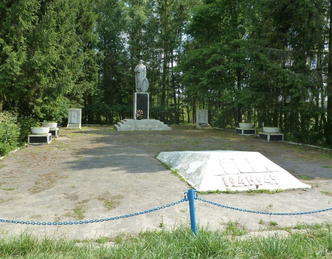 Братская могила 21 советского воина, погибшего в 1943 г. в боях с немецко-фашистскими захватчиками