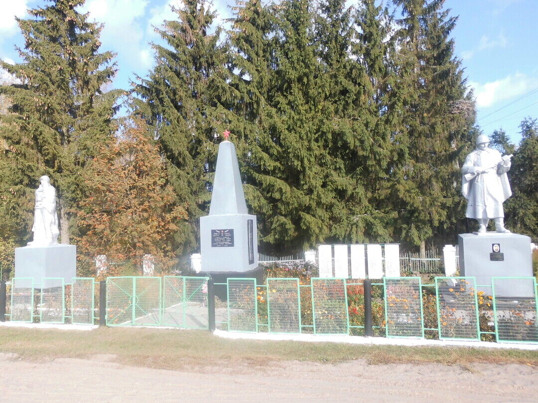 В суражском районе в день. Овчинец Суражский район Брянская область. Брянская область, Суражский р-н, с. Овчинец. Село Овчинец памятник. Братская могила советских воинов , погибших в боях за город Ровеньки.