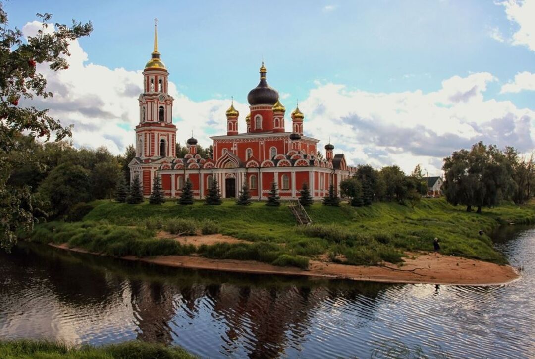 Старая русса каталог. Воскресенский собор Старая Русса. Воскресенский собор Старая Русса осень. Воскресенский собор Старая Русса святыни. Старая Русса Воскресенский собор фото.