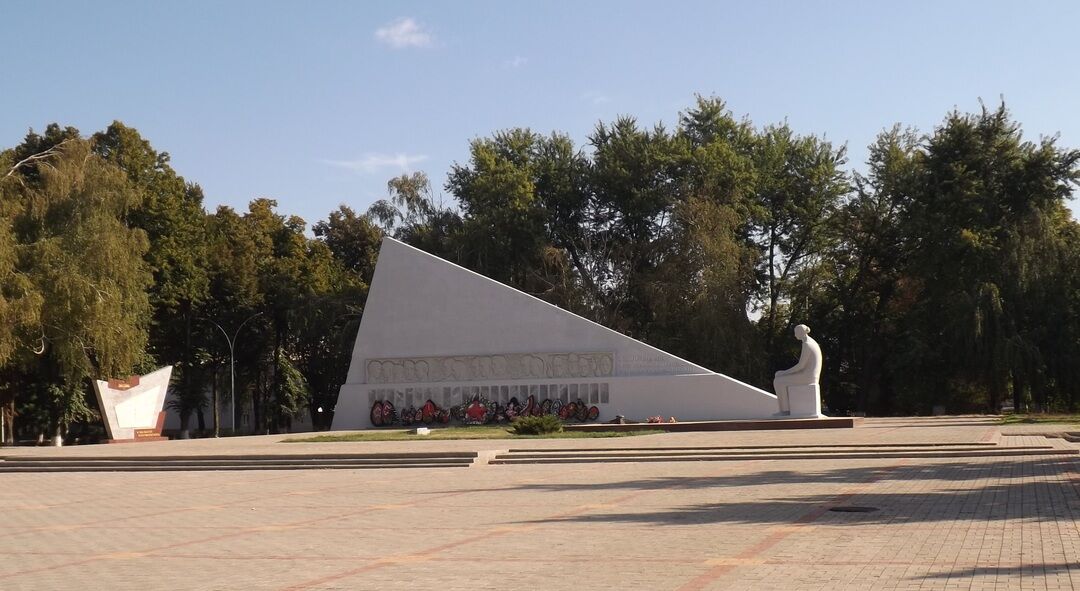 Ст динское. Мемориал в Динской. Памятники ВОВ Динского района. Памятник в ст Динской. Достопримечательности ст.Динской.