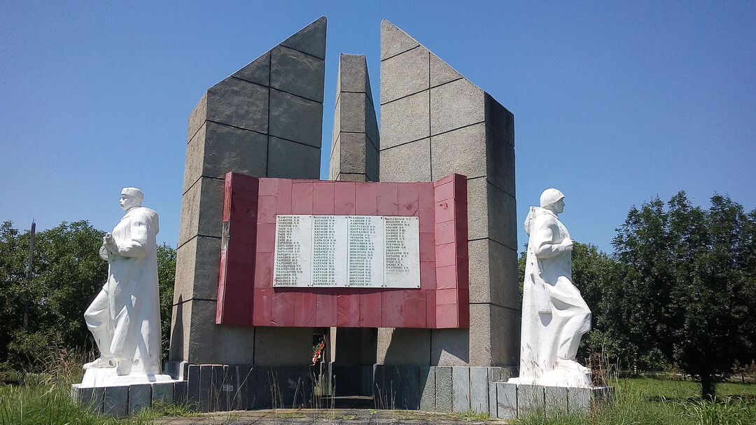 Памятники воинам великой отечественной. Памятники воинам Великой Отечественной Кабардино Балкария. Памятники воинам в Нальчике. Терский район Кабардино-Балкария. Памятник воинам Кабардино Балкария.