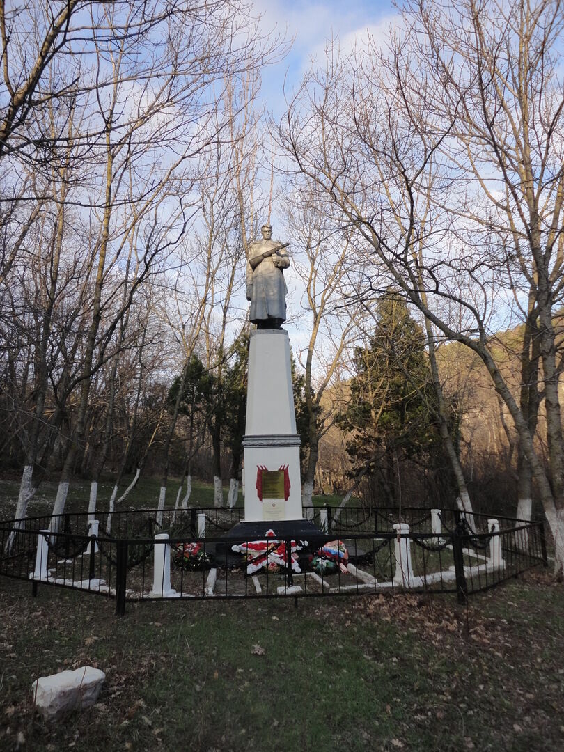 Братская могила 7 советских воинов, погибших в боях с фашистскими захватчиками
