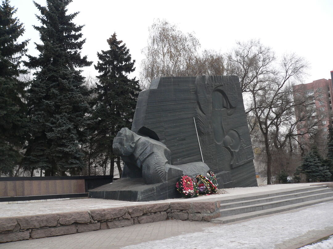 Памятник славы воронеж. Мемориал памятник славы Воронеж. Воронеж Московский проспект памятник славы. Воронеж Московский проспект Братская могила. Братская могила 2 Воронеж.