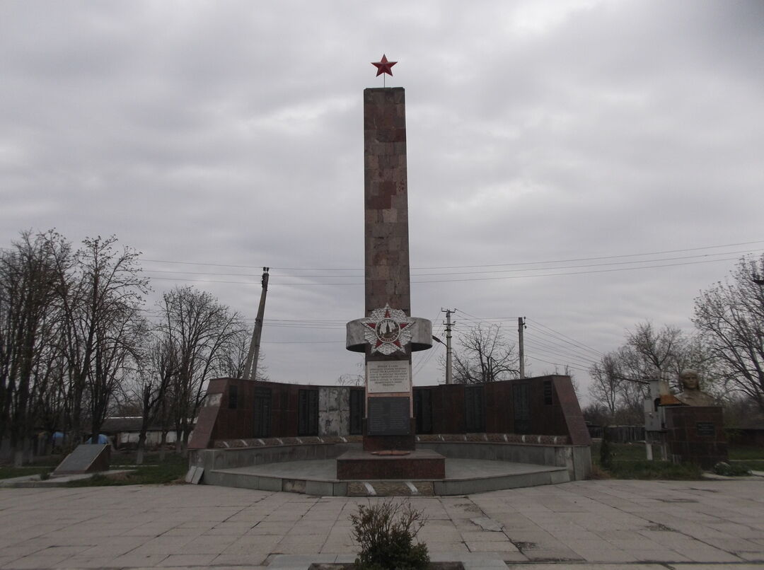 Станица курская ставропольский край. Братская могила воинов Советской армии, погибших в 1942-1943 гг.. Ставропольский край Курской район станица Галюгаевская. Станица Курская Ставропольский край Братская могила мирных. Станица Курская памятники.