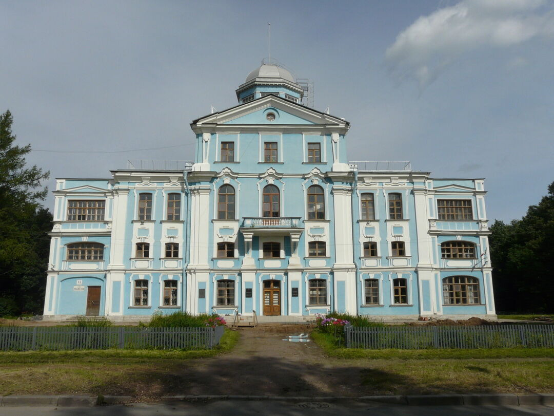 Дом со свастикой в петербурге фото