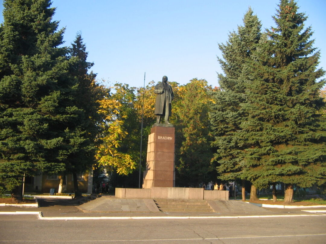 Клинцы новозыбков. Памятник Дыбенко в Новозыбкове. Памятник Ленину в Новозыбкове. Сквер Драгунского Новозыбков. Новозыбков площадь.