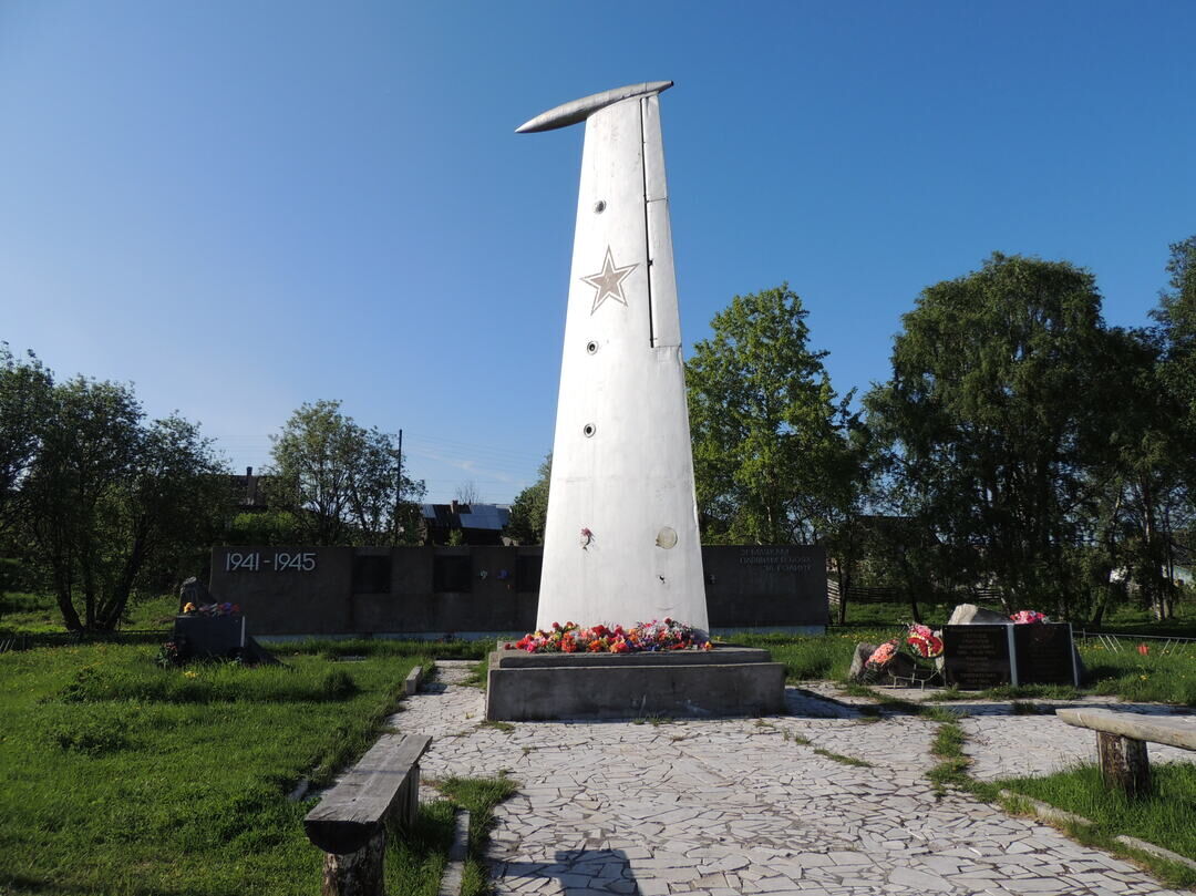 Братская могила четырёх советских лётчиков, погибших в воздушном бою 15 октября 1944 г.
