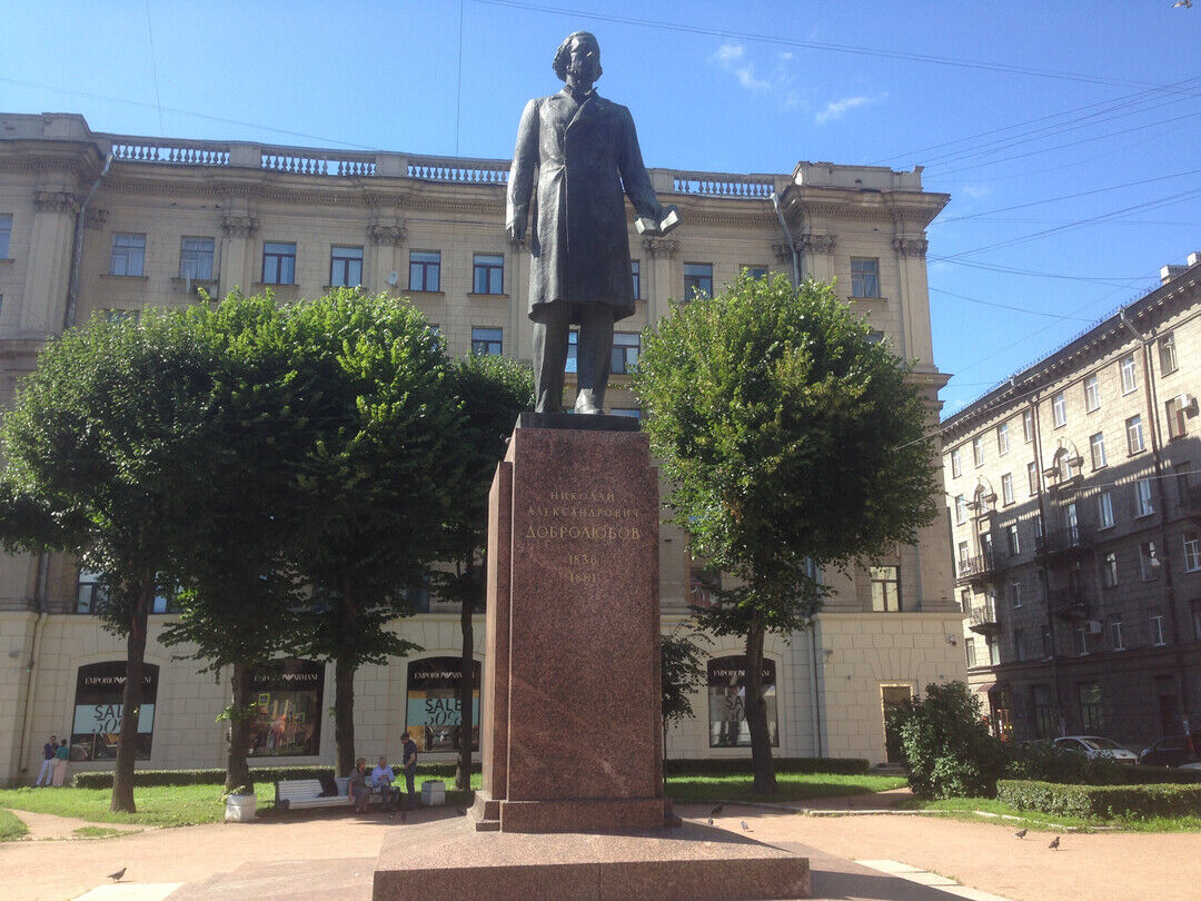 Памятник публицисту Добролюбову Н.А., Санкт-Петербург, Большой проспект  П.С., у дома 34-36