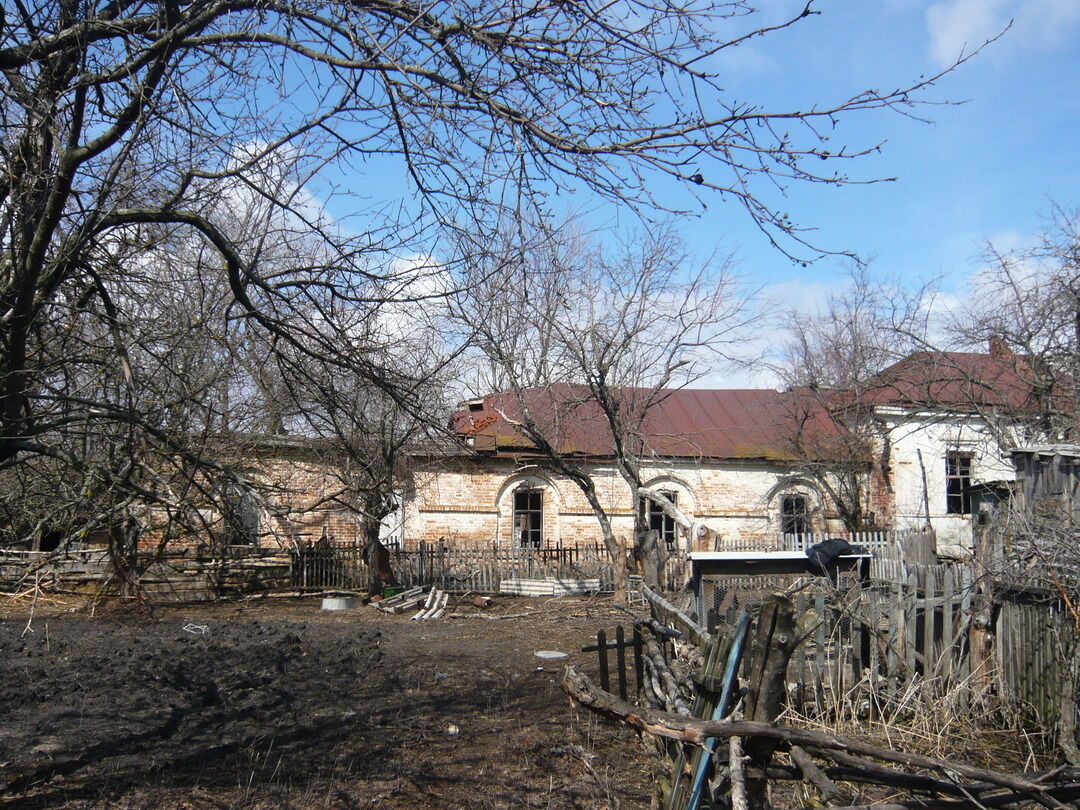 Конюшни, Воронежская область, Таловский район, с. Верхняя Тишанка, ул.  Центральная, д. 3В