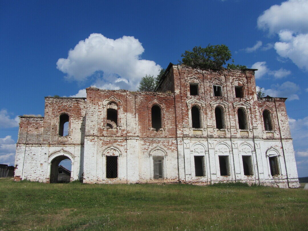 Здание бывшей каменной церкви в с. Глотово Удорского района