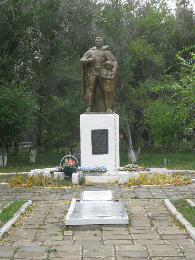 Погода в горняке локтевского. Памятники Победы Алтайский край. Достопримечательности Горняка Локтевского района. Горняк Алтайский край памятники. Музей города Горняка Локтевского района.