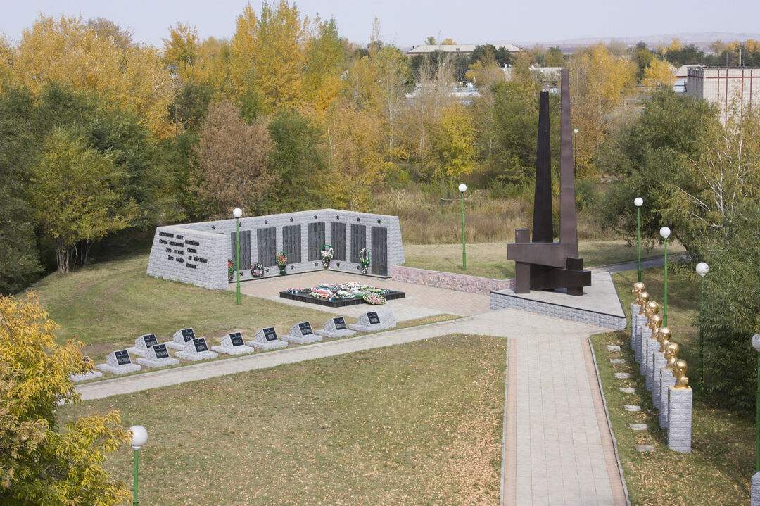 Горняк. Горняк Алтайский край Локтевский район. Горняк мемориал славы. Мемориал город Горняк Локтевский район. Мемориал в Горняке Алтайский край.