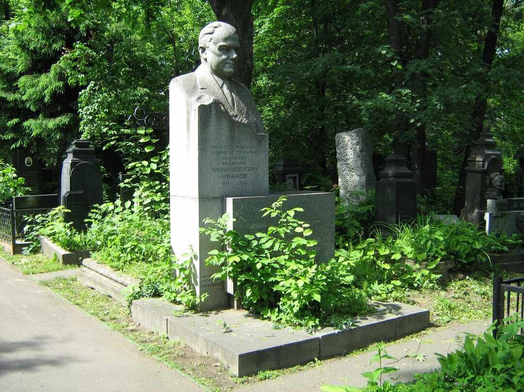 Где похоронят иванову. Новодевичье кладбище Некрасов.
