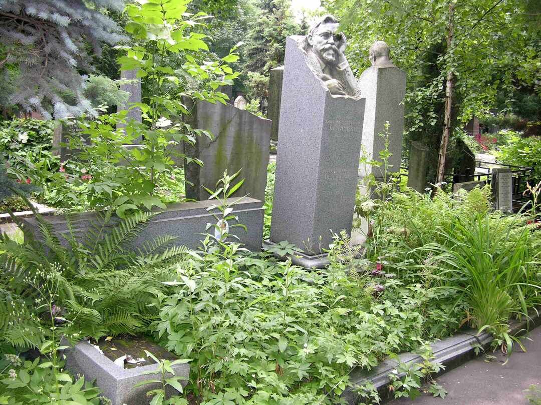 Любовь Орлова могила на Новодевичьем кладбище
