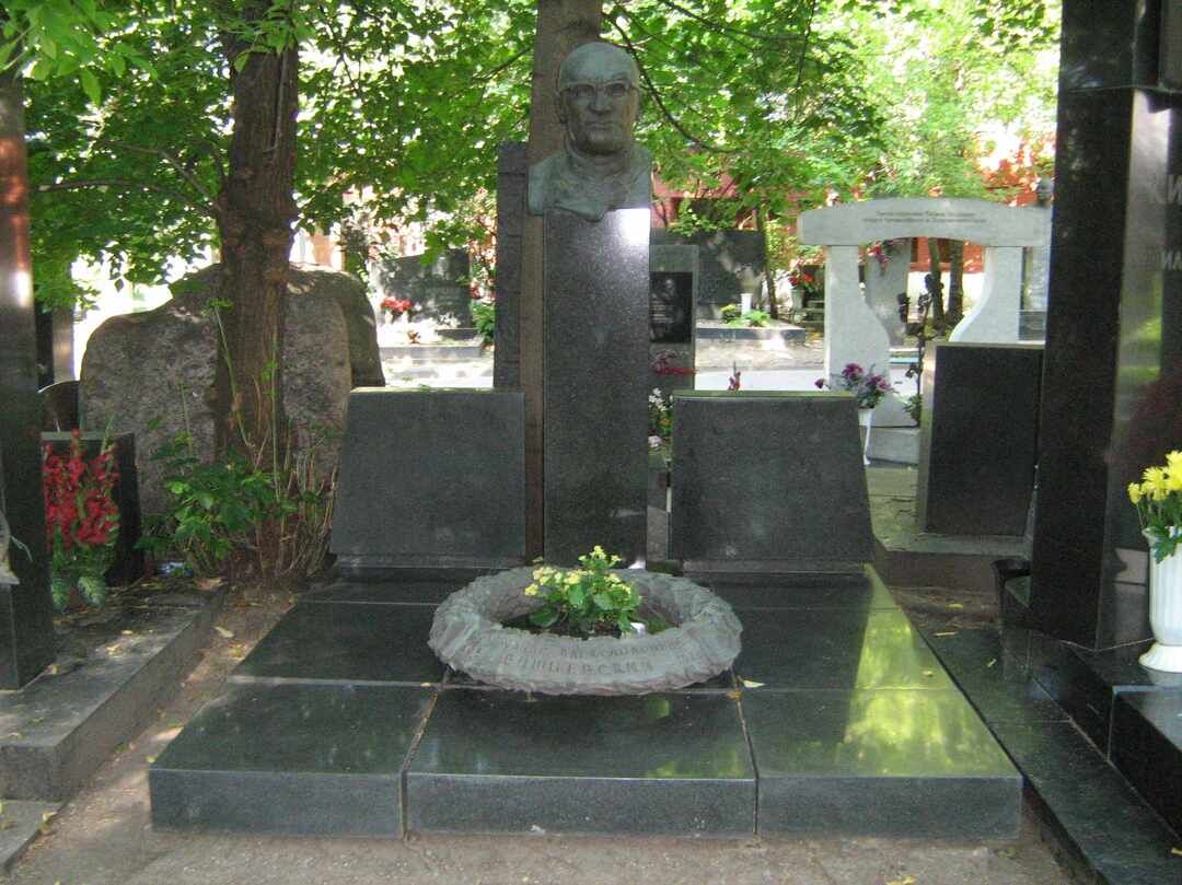 Могила галины вишневской на новодевичьем кладбище фото