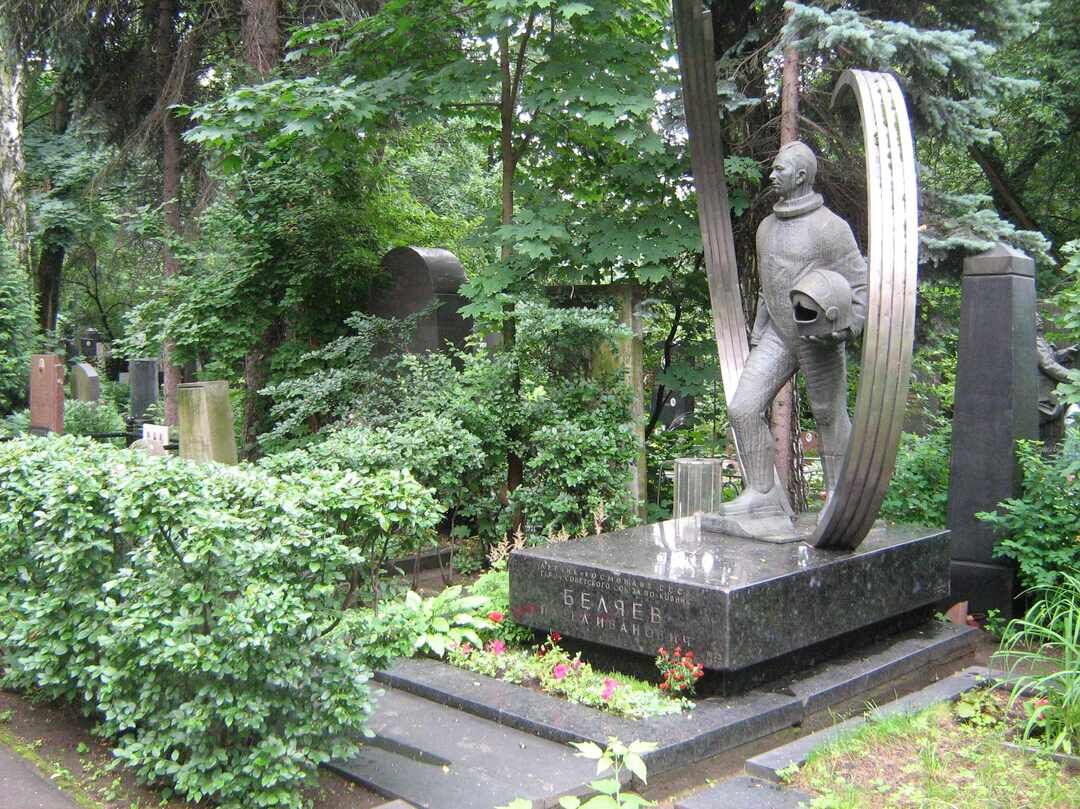 Могила евгения леонова на новодевичьем кладбище фото