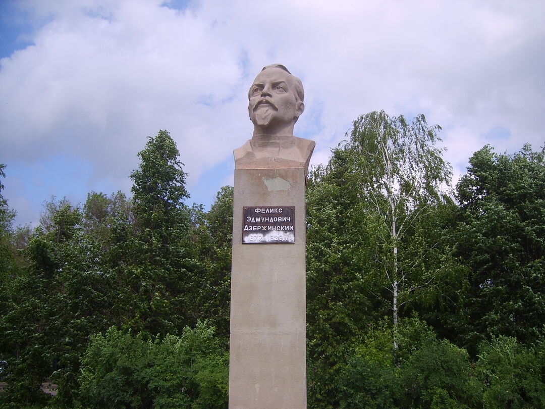 Мой дзержинский. Бюст Дзержинскому Волгоград. Памятник ф.э. Дзержинскому Нижний Тагил. Бюст Дзержинскому в Нолинске. Бюст ф. э. Дзержинского (1977 год, Пермь, сквер имени а. п. Гайдара)..