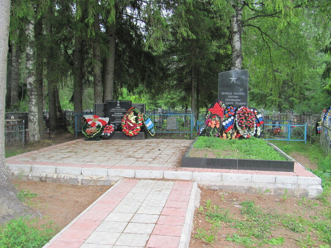 Братская могила 42 воинов Советской Армии, погибших в период Великой Отечественной войны. (Здесь похоронен Герой Советского Союза ст.лейтенант Душкин И.Е.)