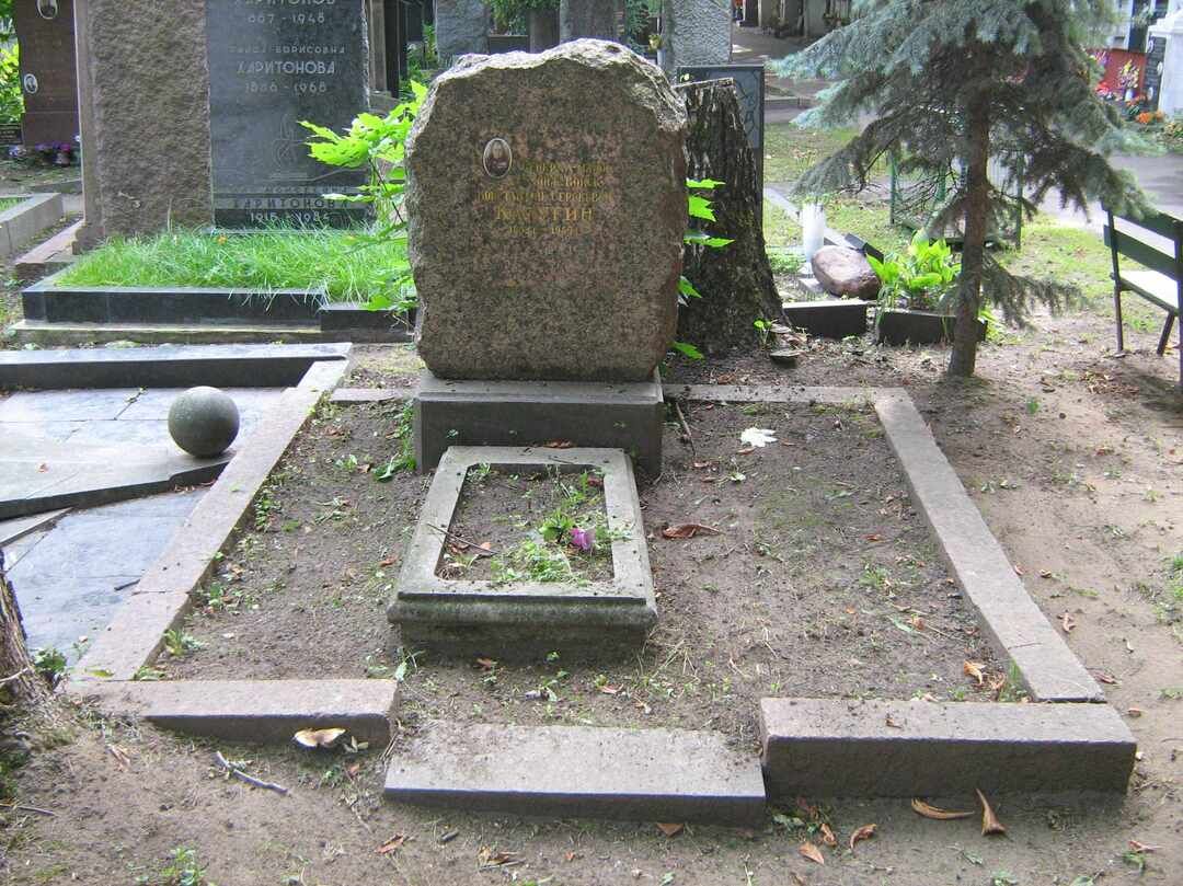 Где похоронят константина кольцова. Могила Станиславского на Новодевичьем. Могила Степанкова Константина.