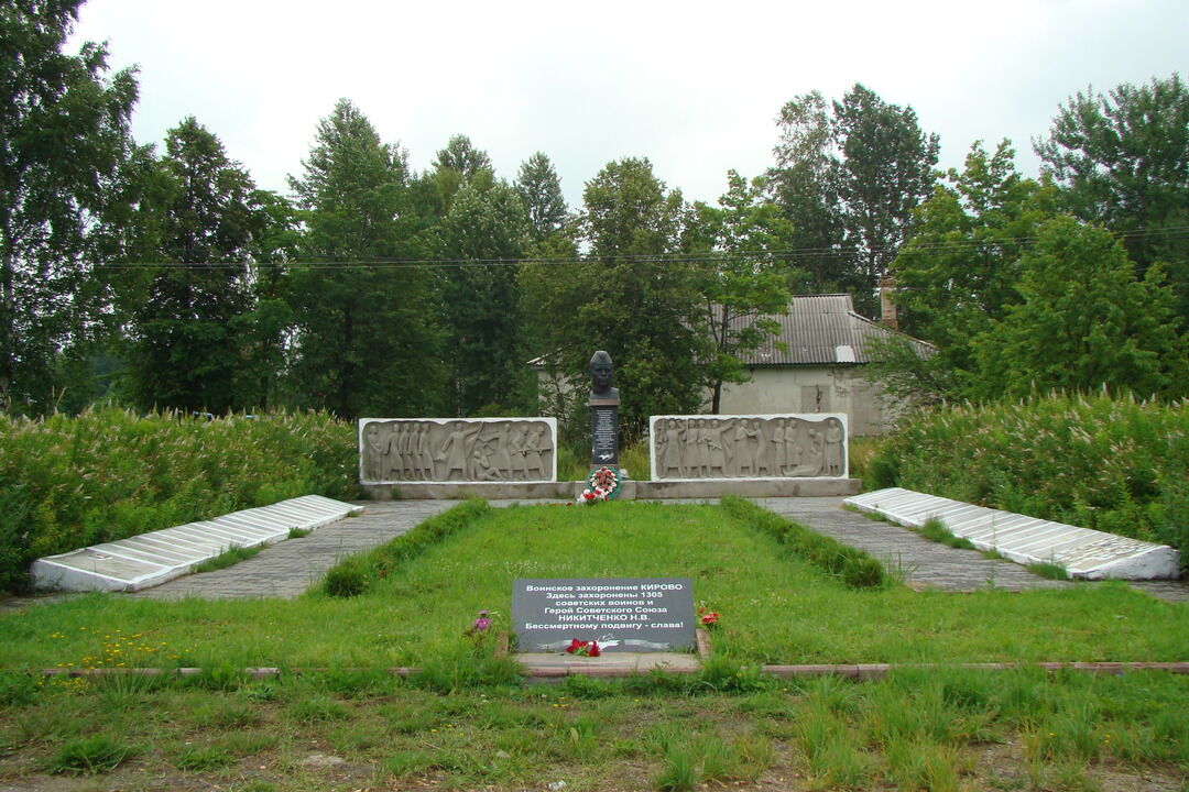 Братская могила воинов Советской Армии, погибших в 1944 г. Здесь же похоронен Никитченко Никита Васильевич (1903-1944), Герой Советского Союза