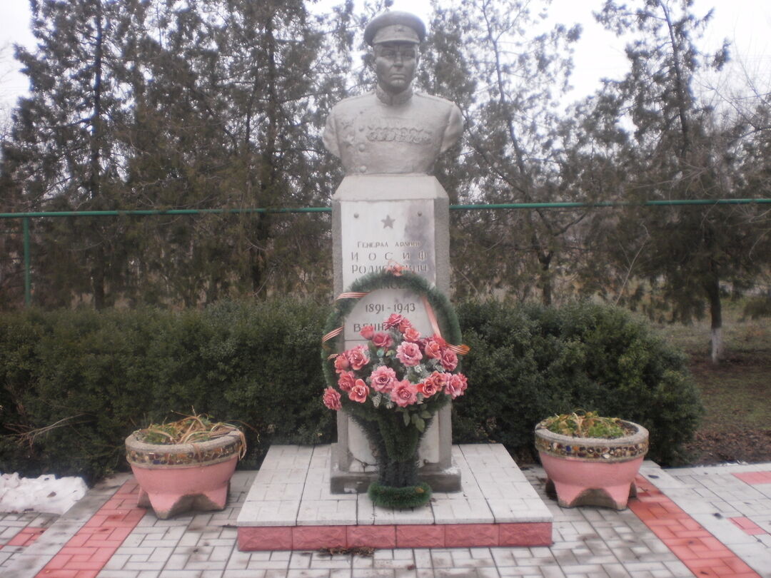 Село апанасенковское. Памятник Апанасенко село Дивное. Апанасенковское Ставропольский край. Памятники в Дивном Ставропольского края. 5. Памятник генералу Апанасенко. Ставрополь.