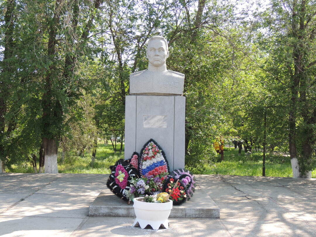 Край апанасенковский. Дивное Ставропольский край памятник Апанасенко. Памятники села дивного Апанасенковского района. Памятник генералу и р Апанасенко Ставрополь. Памятник генералу армии и р Апанасенко Белгород.