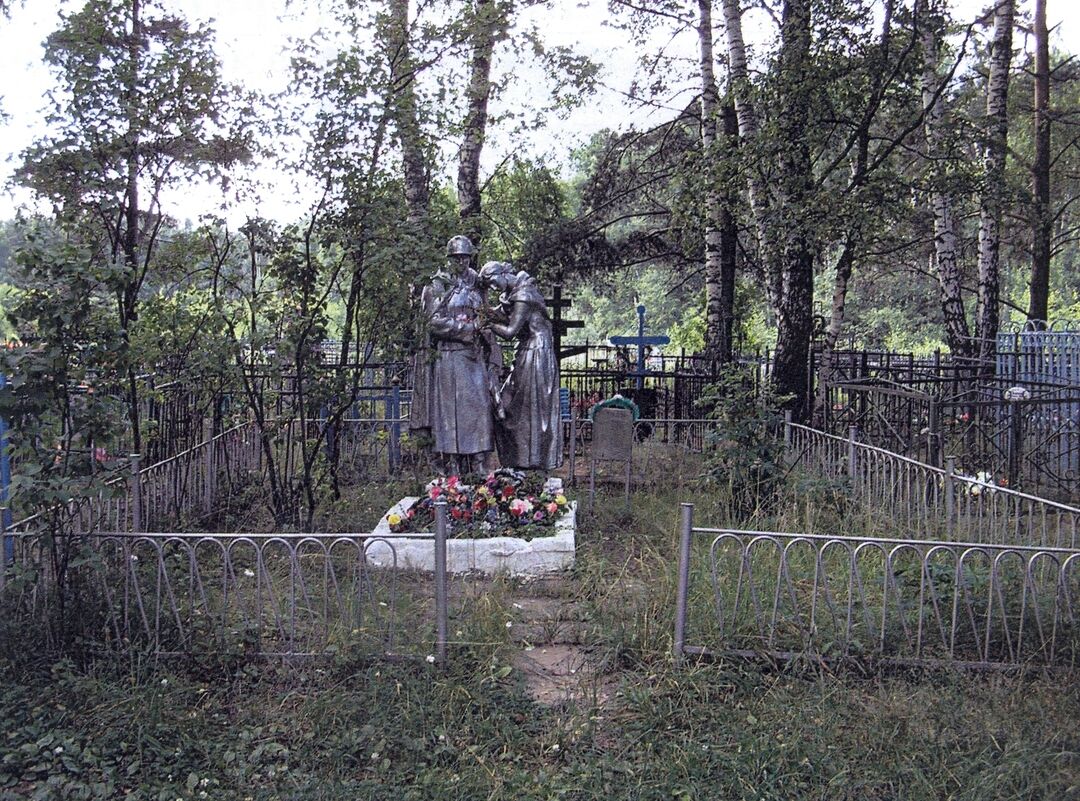 Братская могила советских воинов фото