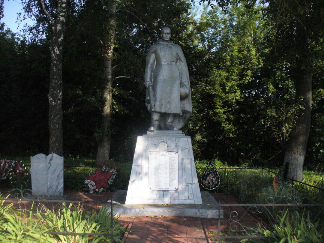 Братская могила воинов, погибших в 1943 г., Орловская область, Ливенский  район, с. Вязовая Дубрава, ул. Центральная, д. 2а.