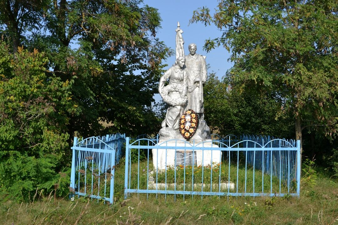 Погода в селе братское. Орловская область Братская могила 1943. Гдов Братские могилы. Орловская область село Задушное Братская могила. Орловская область Свердловский район Дебежево Братская могила.