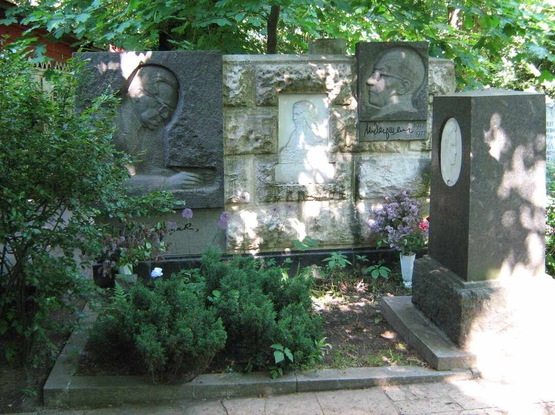 Могила Маршака Самуила Яковлевича (1887-1964), поэта
