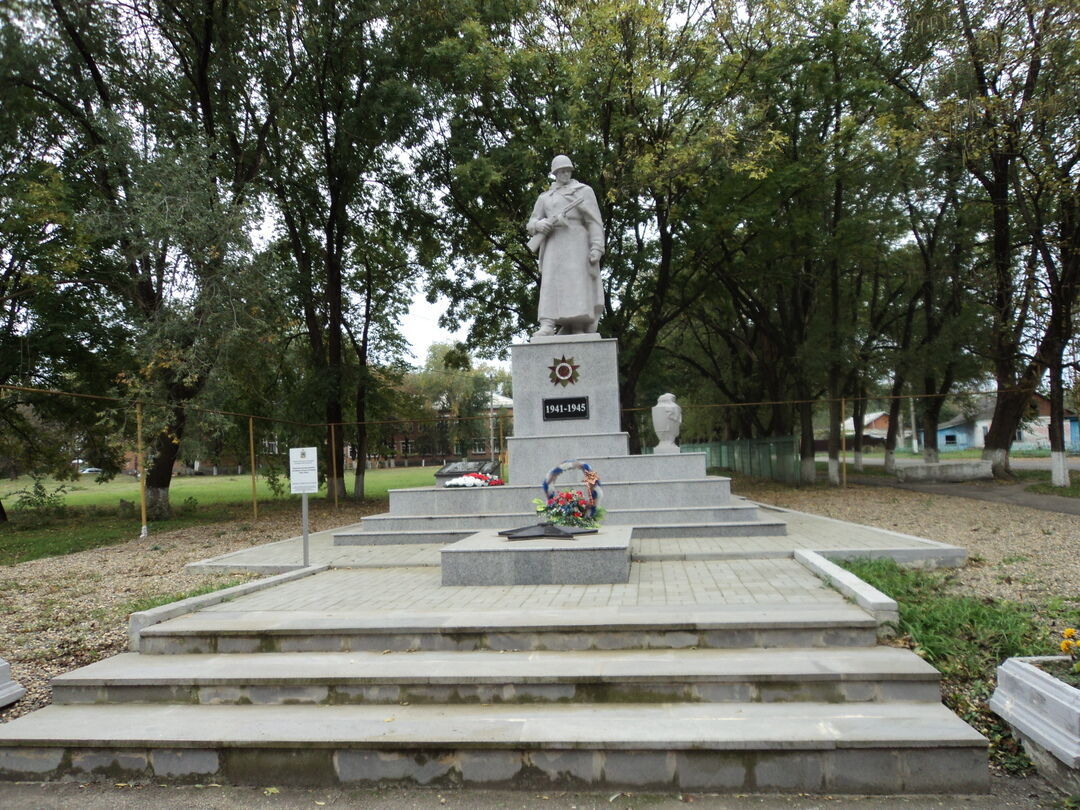 Село новоалександровское во времена посещения чеховым. Братская могила Новоалександровск. Братская могила города Новоалександровска Ставропольского края. Братская могила воинов Грачевка Ставропольский край. Станица Новоалександровская Ставропольский край.