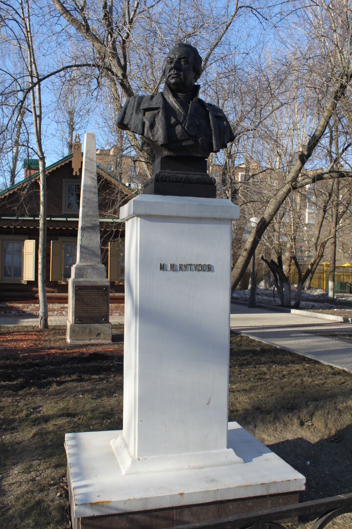 Бюст памятник. Бюст Кутузова скульптор. Н Томский памятник Кутузова. Памятник Кутузову во Владивостоке. Памятник бюст а. с. Пушкина. Скульптор п. г. Сурначев.