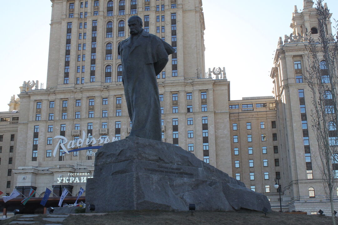 Памятник шевченко в москве фото