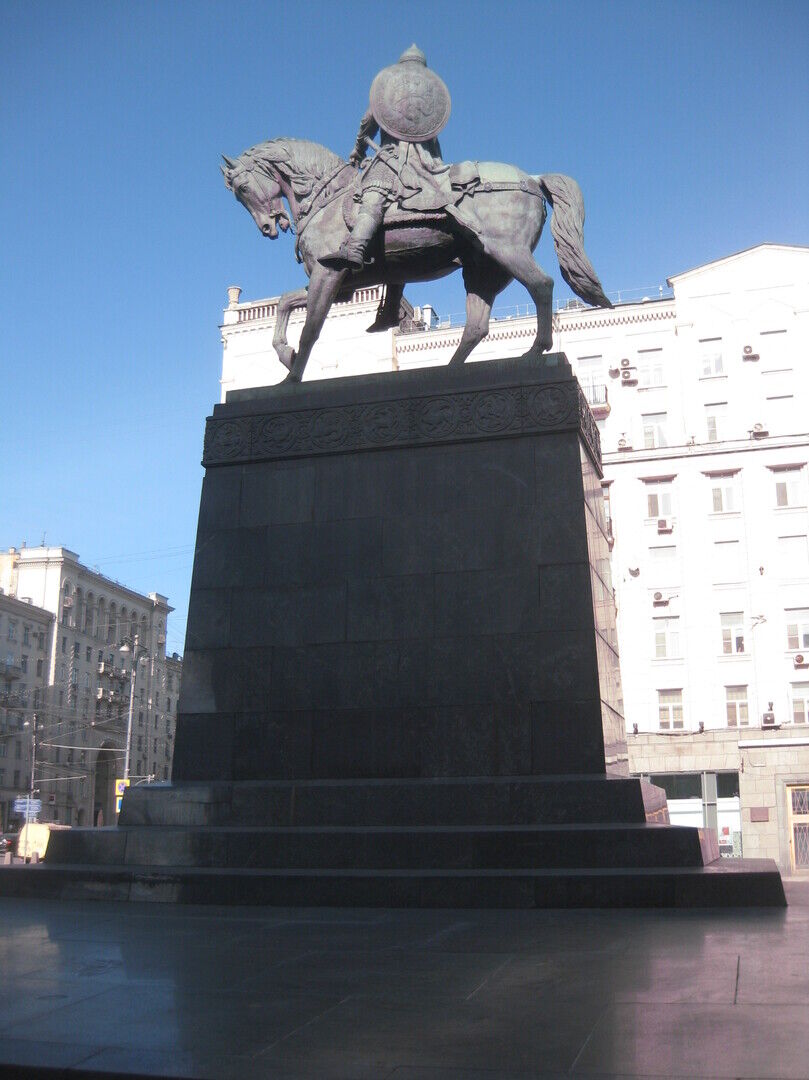 Памятник юрию долгорукому в москве краткое