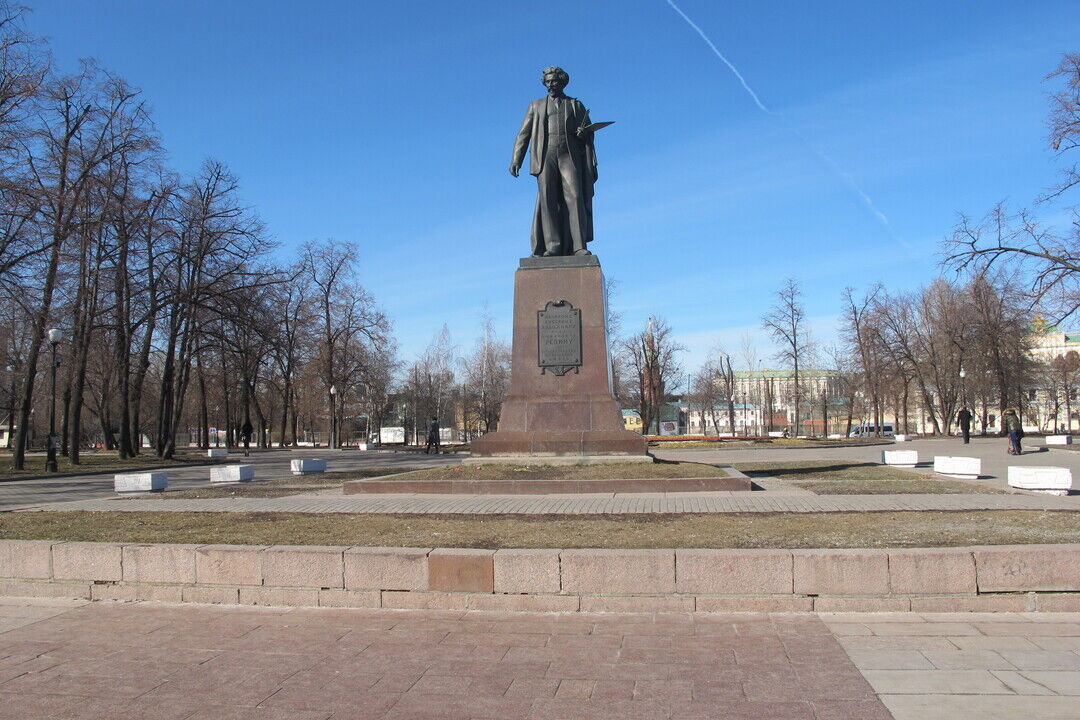 Площадь в москве с памятником репину. Памятник Репину на Болотной площади. Памятник Илье Репину в Москве. Памятник Репина Москва Болотная площадь. Болотная площадь памятник Репину в Москве на карте.