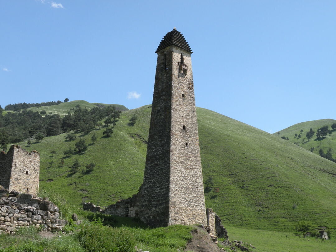 Башня ала. Вайнахская полубоевая башня. Г1ал в Ингушетии. Вайнахские башни в Ингушетии. Башенный комплекс Таргим Ингушетия.