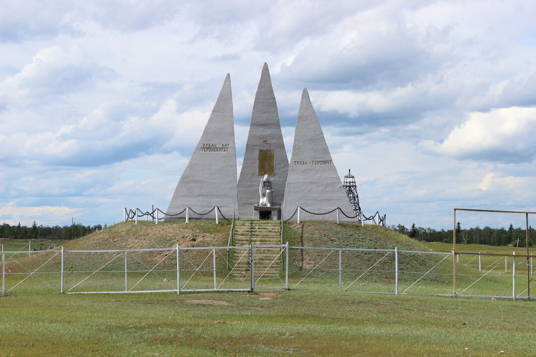 Монумент «Саха ус кырыылаах буойуннара», посвященный воинам, участникам Великой Отечественной войны (1941-1945 гг.)