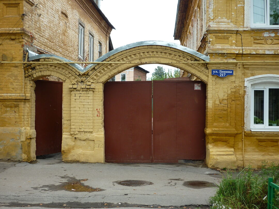 Арка над. Арка ворот. Проездная арка. Ворота в арке жилого дома. Ворота в арке дома многоквартирного.