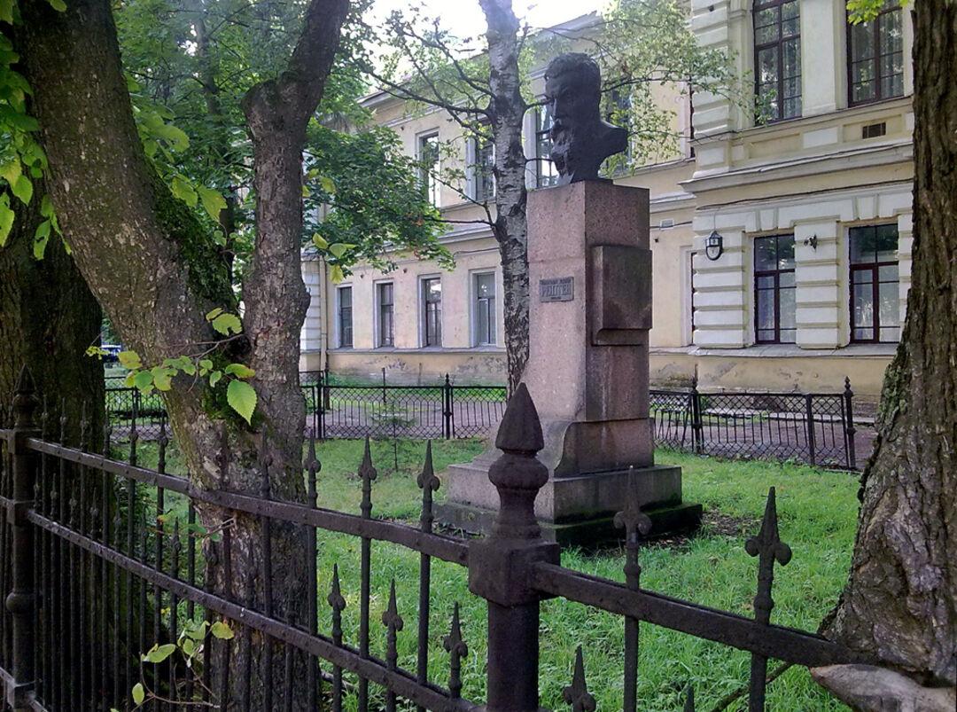 Фото на памятник спб. Памятник рентгену в Санкт-Петербурге. Вильгельм Конрад рентген памятник. Памятник рентгену в Петербурге. Памятник Вильгельму Конраду рентгену в Санкт-Петербурге.