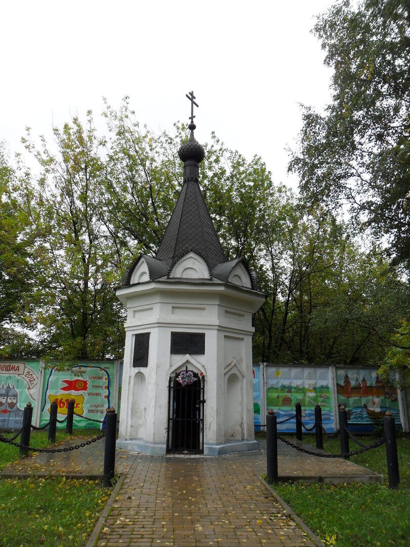 Братская часовня. Часовня в Володарке. Часовня Вагнера захоронения. Всероссийское Братское кладбище и освящена часовня. Мини часовня семейства на могиле.